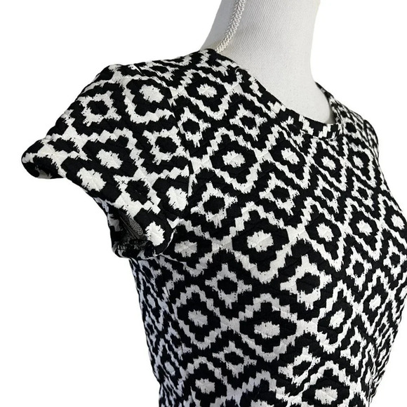 Aqua Black and White Geometric Pattern Top Size XS Short Sleeves Quilted Blouse - Picture 5 of 6